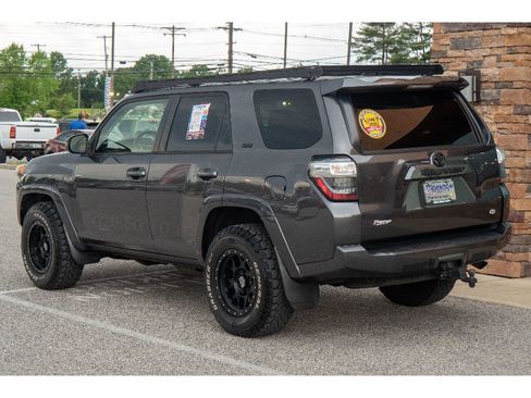 Used 2018 Toyota 4Runner SR5 AWD/4WD image 5