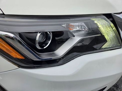 Used 2018 Nissan Pathfinder SV AWD/4WD image 21