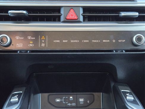 Certified 2025 Kia Sorento S image 17