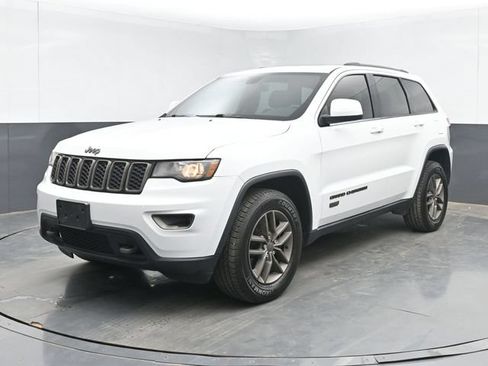 Used 2017 Jeep Grand Cherokee Laredo AWD/4WD image 5