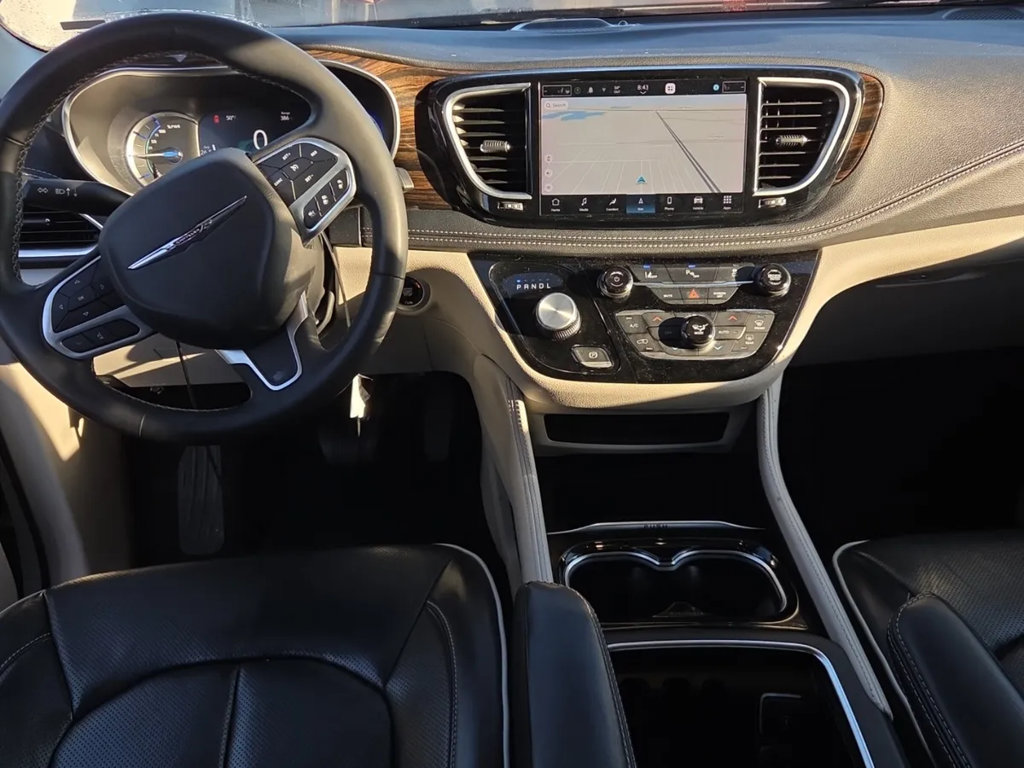 Used 2023 Chrysler Pacifica Limited FWD image 10