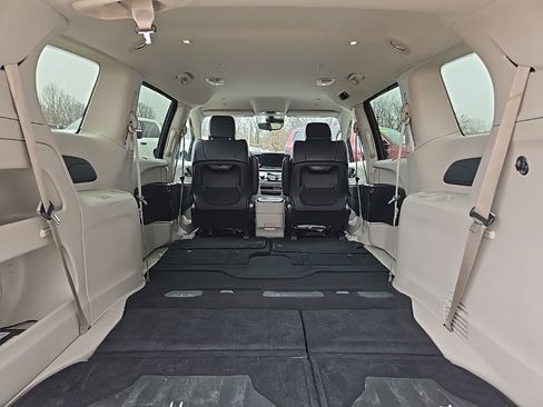 Used 2024 Chrysler Pacifica Touring-L image 96