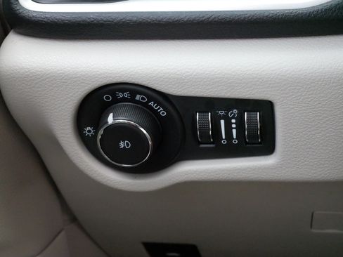 Used 2023 Chrysler Pacifica Touring-L FWD image 26