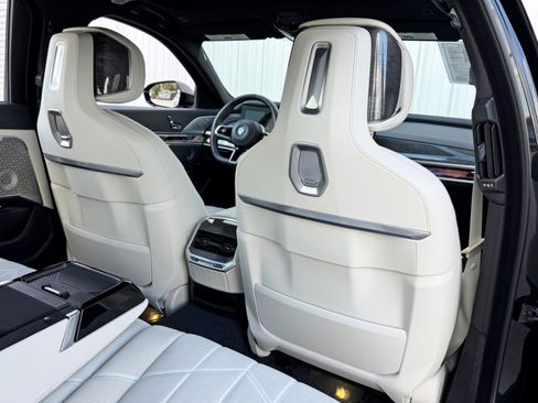 Used 2023 BMW i7 xDrive60 w/ Executive Package 2 image 42