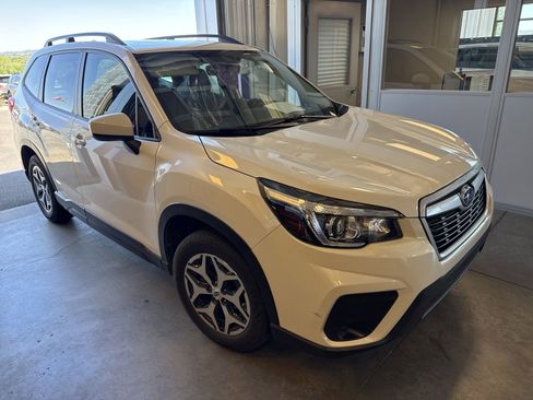 Used 2020 Subaru Forester Premium AWD/4WD image 3