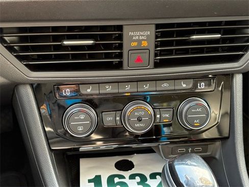 Used 2023 Volkswagen Jetta SE w/ Panoramic Sunroof Package image 21