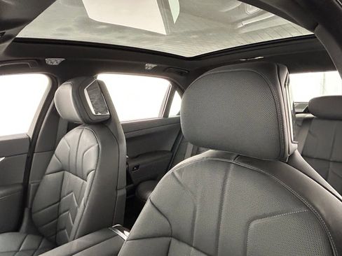 Used 2025 BMW 760i xDrive w/ Executive Package image 27