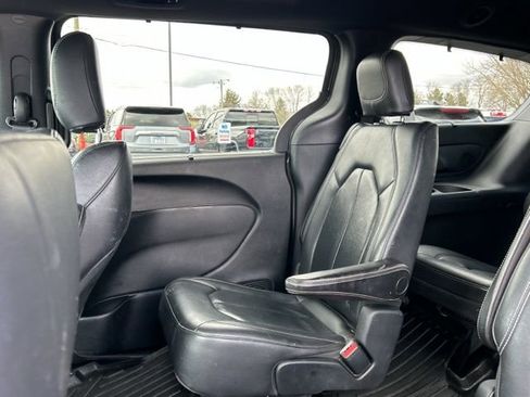 Used 2018 Chrysler Pacifica Touring-L w/ Advanced Safetytec Group FWD image 17
