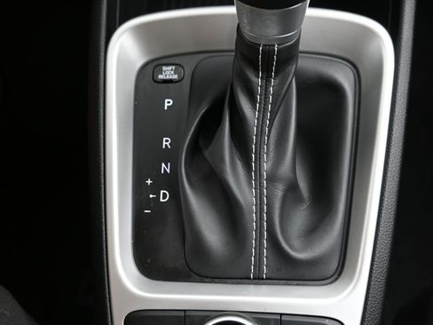 Used 2024 Hyundai Venue SEL image 20