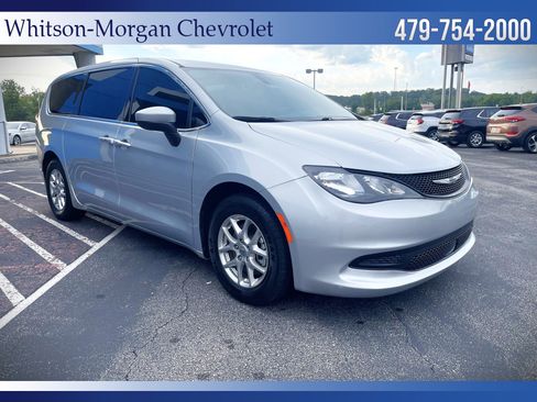 Used 2022 Chrysler Voyager LX image 3