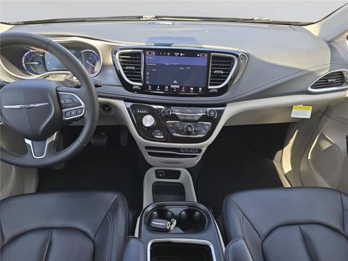 Used 2024 Chrysler Pacifica Limited FWD image 14