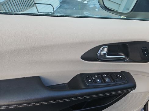 Used 2023 Chrysler Pacifica Touring-L FWD image 8