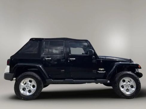 Used 2015 Jeep Wrangler Unlimited Sahara w/ Connectivity Group AWD/4WD image 7