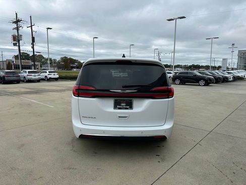Used 2024 Chrysler Pacifica Touring-L image 4