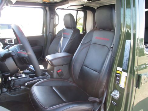 Used 2023 Jeep Gladiator Rubicon w/ Cold Weather Group image 18