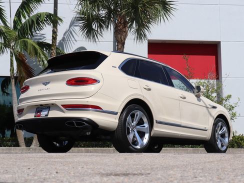 Used 2021 Bentley Bentayga AWD/4WD image 11