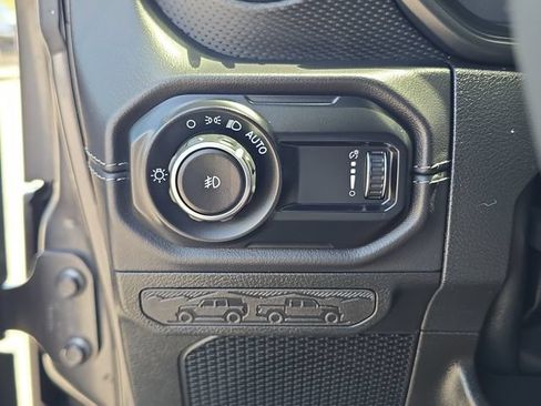 Used 2025 Jeep Wrangler Unlimited Rubicon AWD/4WD image 23