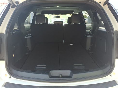 Used 2018 Ford Explorer XLT w/ Equipment Group 202A AWD/4WD image 10