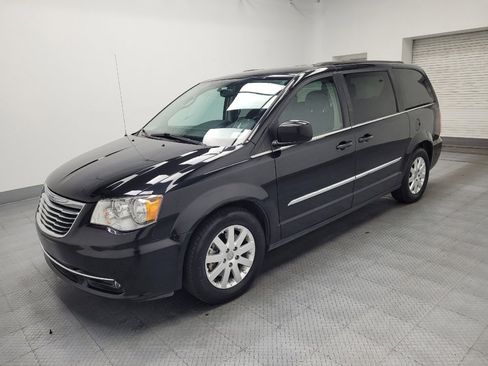 Used 2016 Chrysler Town & Country Touring image 2