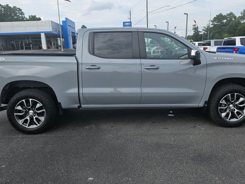 Used 2024 Chevrolet Silverado 1500 LT AWD/4WD image 5