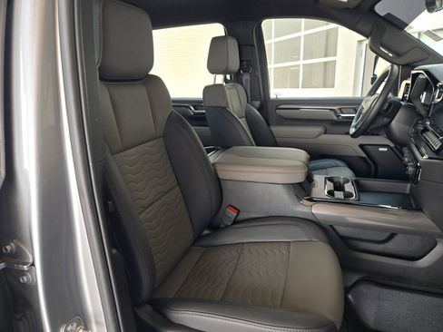 Used 2025 Chevrolet Silverado 2500 ZR2 w/ Technology Package image 26