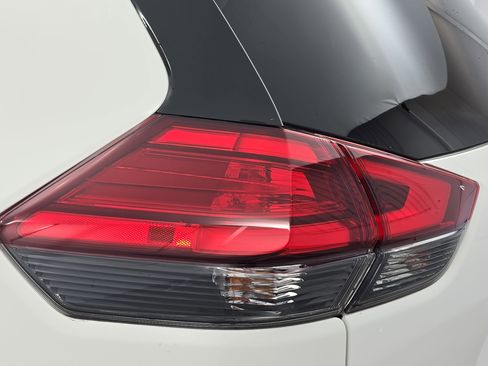 Used 2017 Nissan Rogue SV w/ SV Premium Package image 34