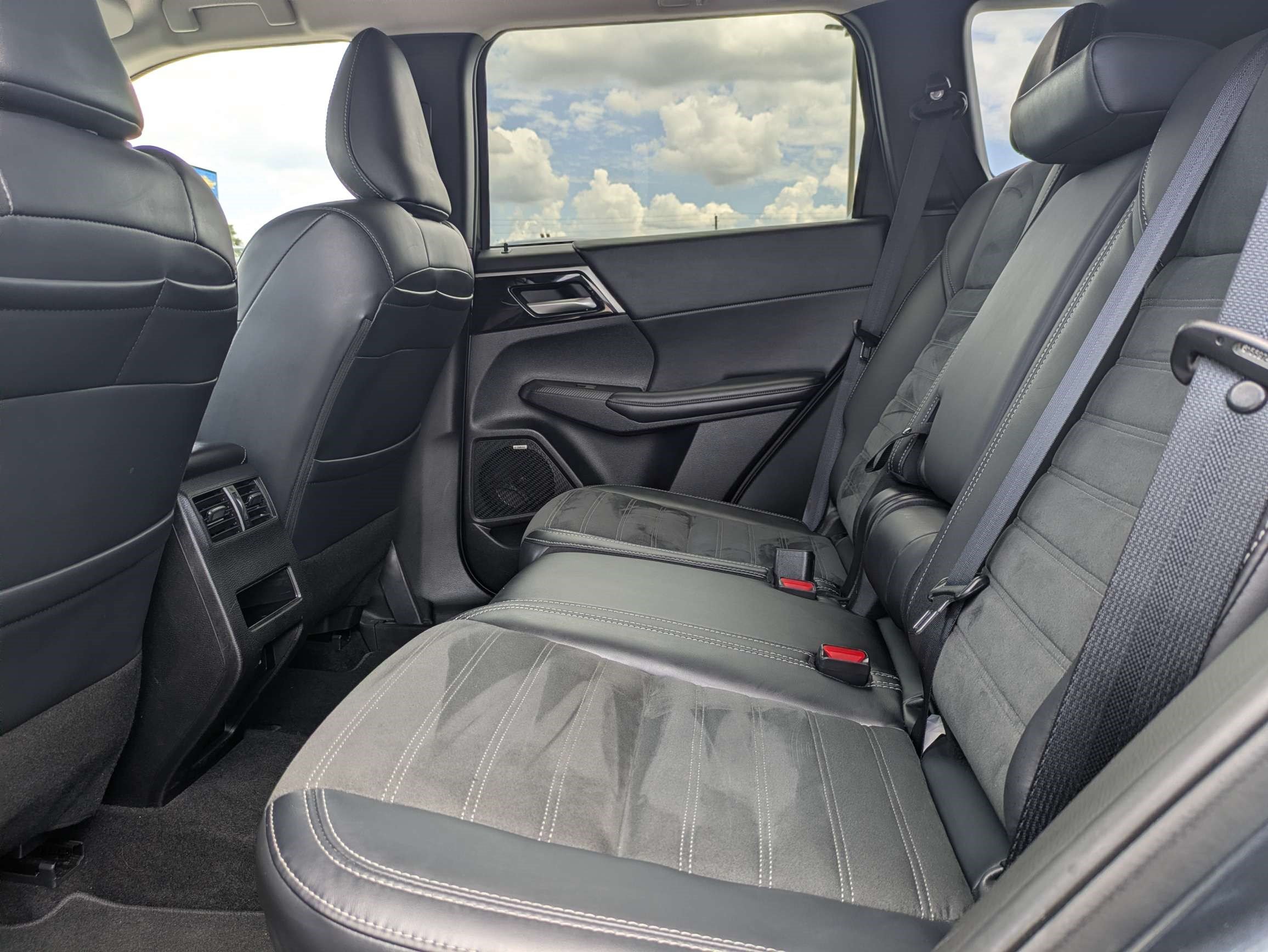 Used 2025 Mitsubishi Outlander SE FWD image 13