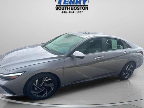 Used 2025 Hyundai Elantra SEL FWD image 3