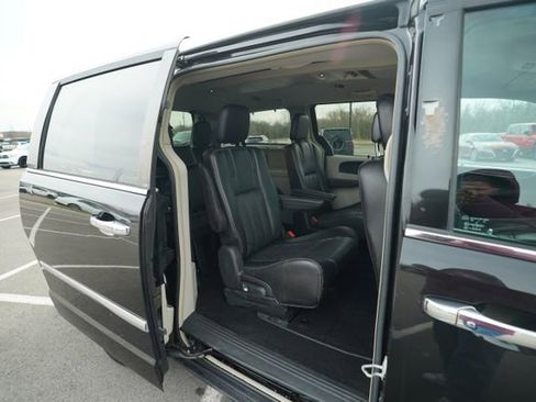 Used 2013 Chrysler Town & Country Touring-L w/ Driver Convenience Group image 21