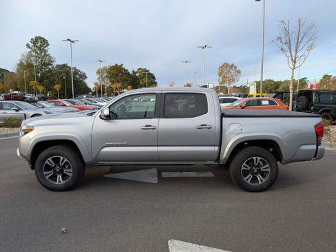 Used 2017 Toyota Tacoma TRD Sport image 6