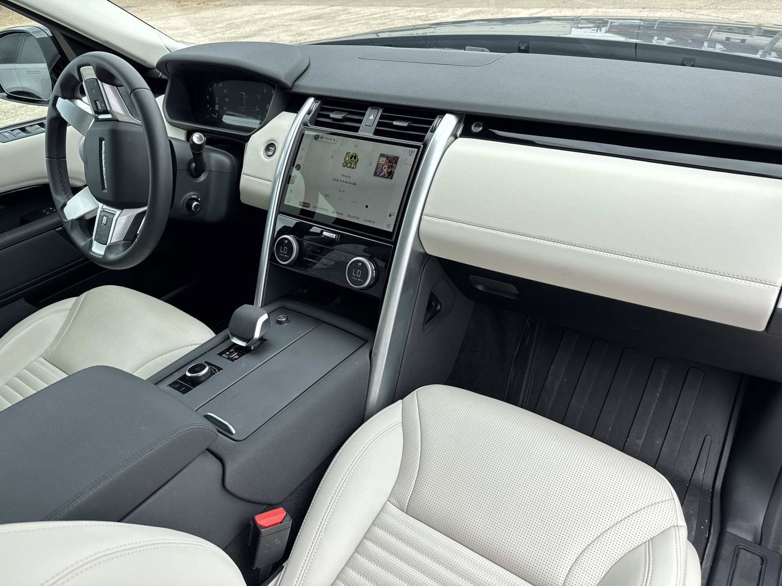 Used 2025 Land Rover Discovery S AWD/4WD image 13