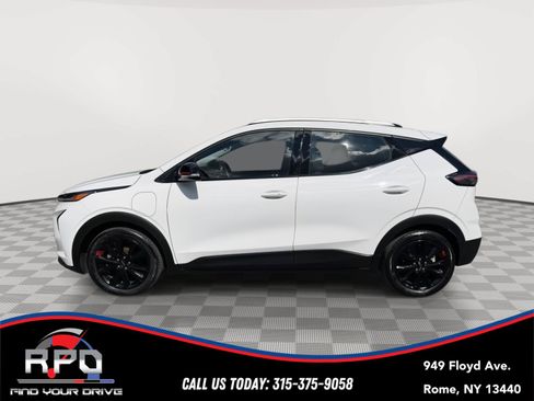 Used 2023 Chevrolet Bolt EUV LT w/ Comfort Package FWD image 2