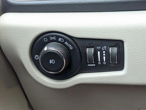Used 2023 Chrysler Pacifica Touring-L FWD image 11