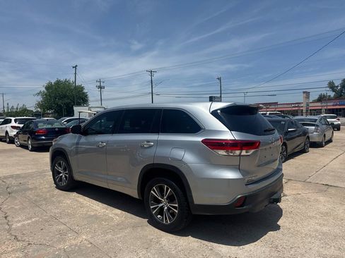 Used 2017 Toyota Highlander LE FWD image 7