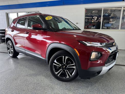 Used 2021 Chevrolet TrailBlazer LT w/ Driver Confidence Package FWD image 2