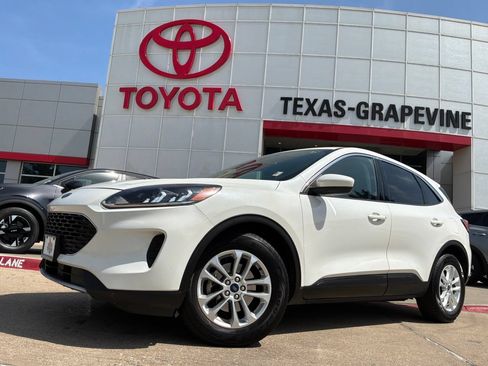 Used 2021 Ford Escape SE FWD image 2