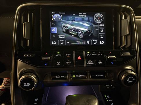 Used 2024 Lexus LX 600 4WD w/ Luxury Package image 17
