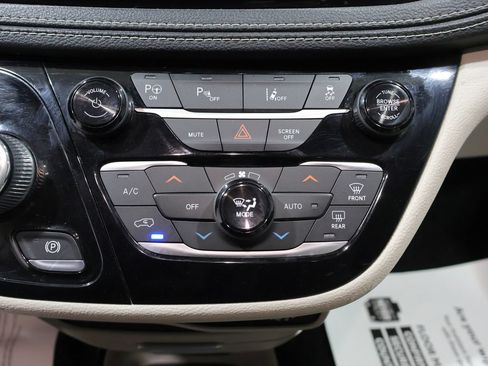 Used 2021 Chrysler Pacifica Touring-L FWD image 34