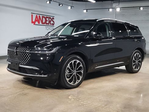 Used 2024 Lincoln Nautilus Reserve image 3