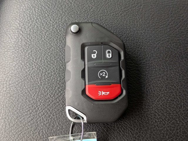 Used 2025 Jeep Wrangler Unlimited Rubicon w/ Convenience Group AWD/4WD image 29