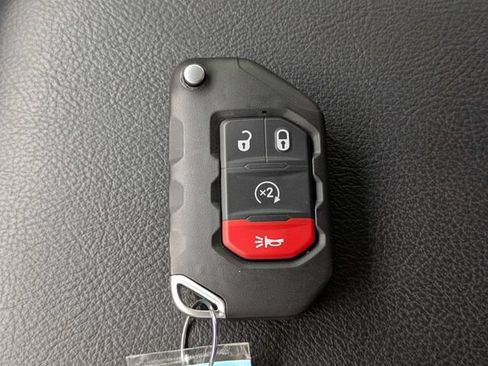 Used 2025 Jeep Wrangler Unlimited Rubicon w/ Convenience Group AWD/4WD image 29