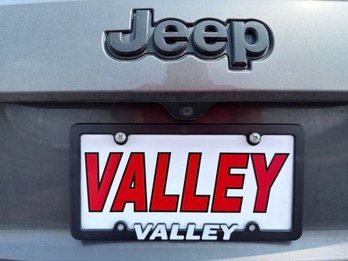 Used 2018 Jeep Grand Cherokee Altitude AWD/4WD image 15