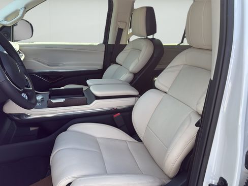 New 2027 Lincoln Navigator Reserve RWD image 9