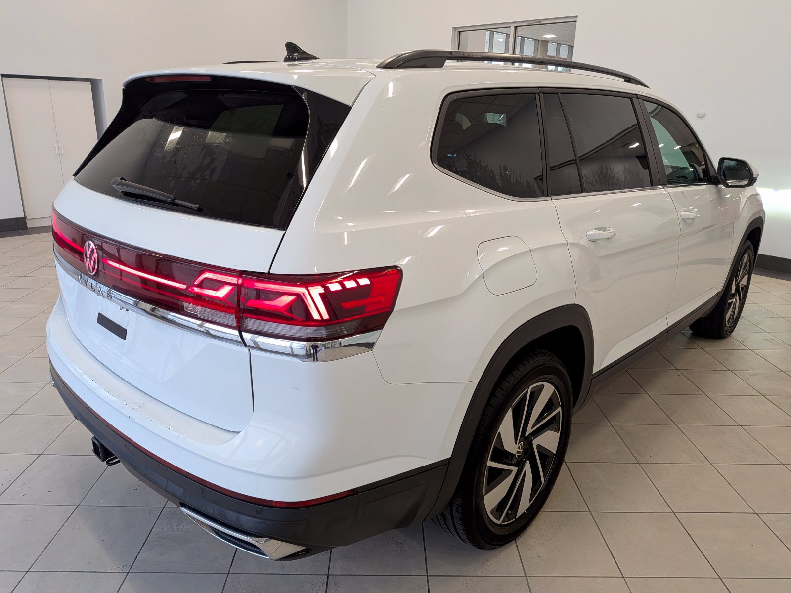 Used 2025 Volkswagen Atlas SE FWD image 3