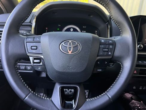 Used 2025 Toyota Camry SE image 21