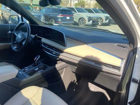 Certified 2025 Cadillac XT4 Premium Luxury FWD image 15