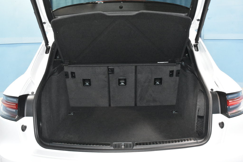 Certified 2026 Porsche Macan AWD/4WD image 33