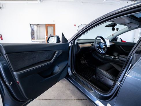 Used 2022 Tesla Model Y Long Range image 34