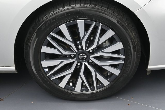Used 2024 Nissan Altima 2.5 SV FWD image 6