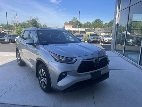 Used 2023 Toyota Highlander XLE AWD/4WD image 2